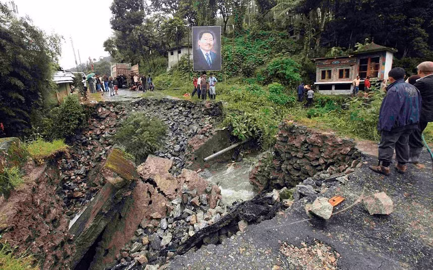 Sạt lở đất gây hư hại những con đường ở vụ lở đất ở làng Chungthang, bang Sikkim.