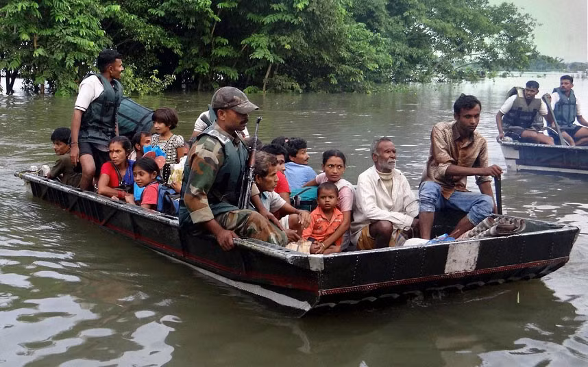 Các binh sĩ quân đội Ấn Độ sơ tán nạn nhân trận lũ lụt ở huyện Sonitpur, bang Assam.