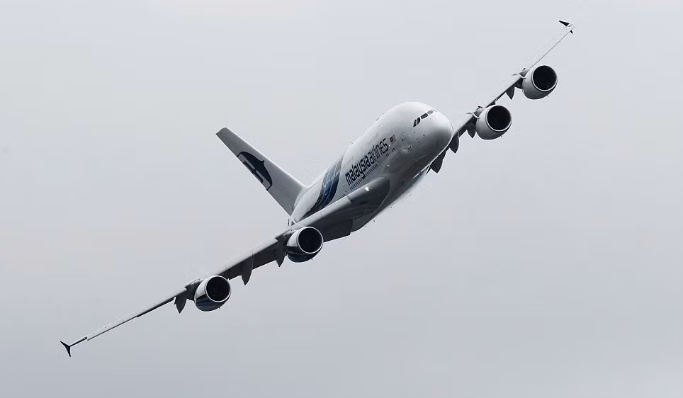 Chiếc Airbus A380 - một trong những máy bay phản lực chở khách lớn nhất thế giới của hãng hàng không Malaysia Airlines. Chiếc Airbus A380 - một trong những máy bay phản lực chở khách lớn nhất thế giới của hãng hàng không Malaysia Airlines.
