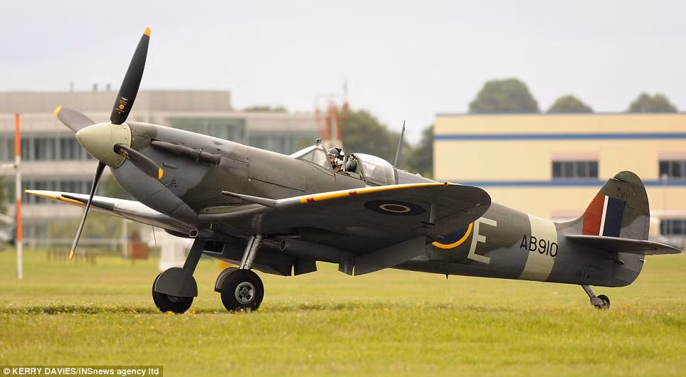 Máy bay ném bom Spitfire tham gia triển lãm. Máy bay ném bom Spitfire tham gia triển lãm.