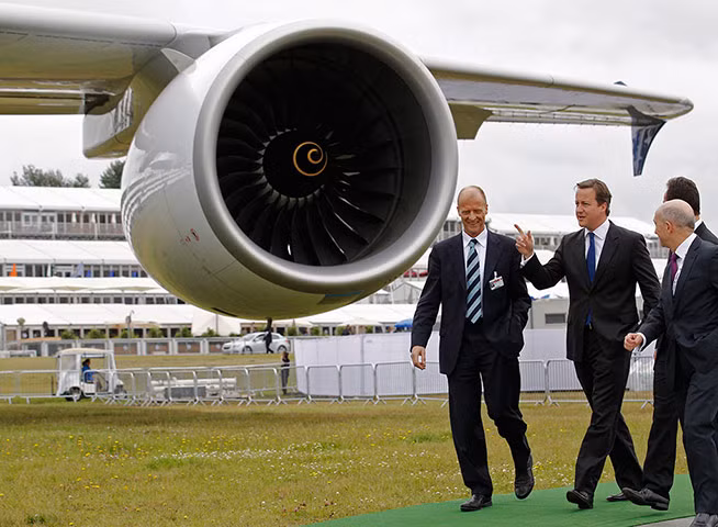 Thủ tướng Anh David Cameron cũng có mặt tại triển lãm và đang tham quan chiếc Airbus A380. Thủ tướng Anh David Cameron cũng có mặt tại triển lãm và đang tham quan chiếc Airbus A380.