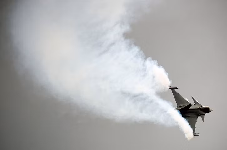 Chiếc Saab Gripen nhào lộn trên bầu trời. Chiếc Saab Gripen nhào lộn trên bầu trời.