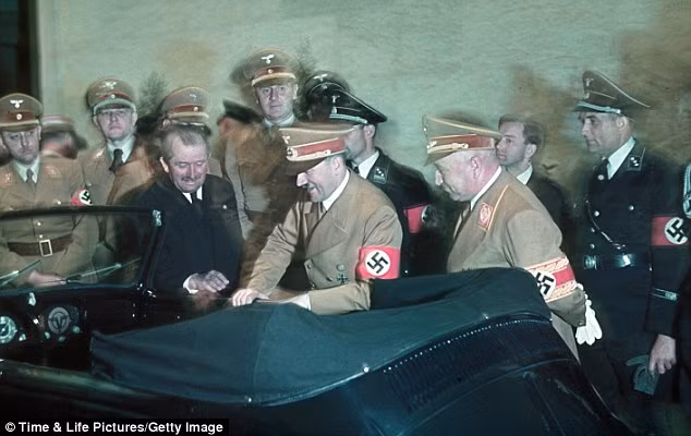 Porsche và Hitler vui mừng khôn xiết và tự hào về chiếc xe. Porsche và Hitler vui mừng khôn xiết và tự hào về chiếc xe.