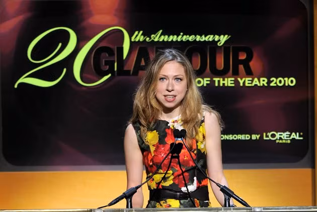Chelsea Clinton phát biểu trên sân khấu trong sự kiện Gala Người Phụ nữ của năm tại hội trường Carnegie vào năm 2010 ở thành phố New York.