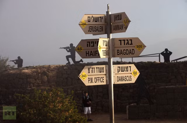 Biển chỉ đường cho thấy quãng đường tới Jerusalem, Baghdad, Damascus và một số địa điểm khác tại một đồn quân sự của Israel trên núi Bental, cao nguyên Golan. Biển chỉ đường cho thấy quãng đường tới Jerusalem, Baghdad, Damascus và một số địa điểm khác tại một đồn quân sự của Israel trên núi Bental, cao nguyên Golan.