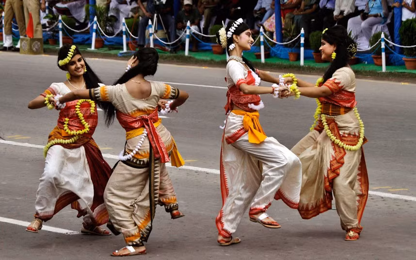 Các học sinh biểu diễn ở Kolkata, thủ phủ của bang Tây Bengal.