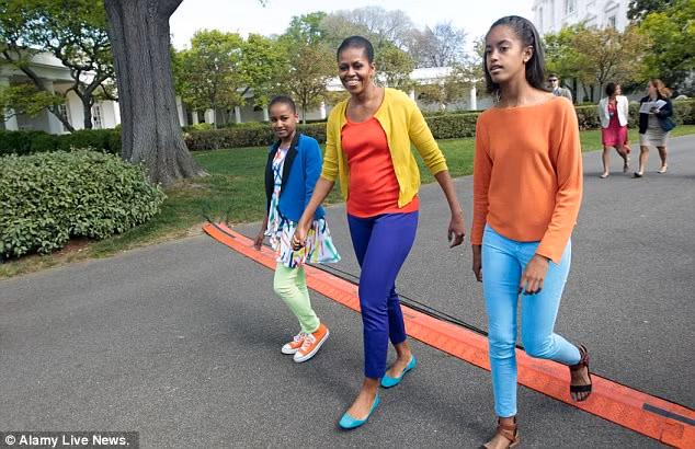 Gia đình Obama còn tổ chức và tham gia cũng các vị khách nhỏ tuổi trong trò chơi lăn trứng truyền thống hay cùng nhau đọc sách, biểu diễn âm nhạc, chơi bóng rổ và quần vợt. Thậm chí, Tổng thống Obama đã có màn biểu diễn chống đẩy ấn tượng.