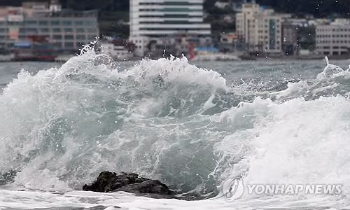Sóng mạnh đánh vào bờ thành phố cảng Busan, Hàn Quốc. Sóng mạnh đánh vào bờ thành phố cảng Busan, Hàn Quốc.