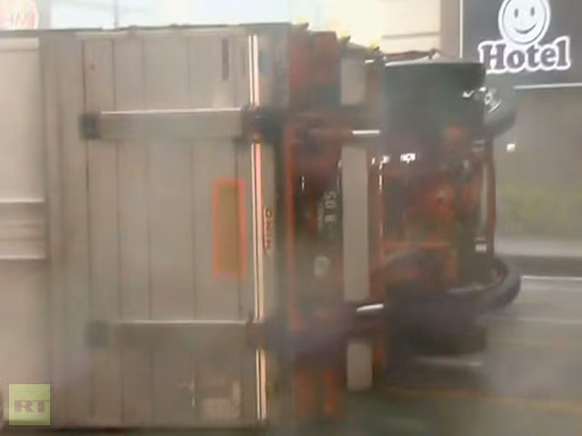 Bão quật ngã container, lật ngửa bụng xe hơi.