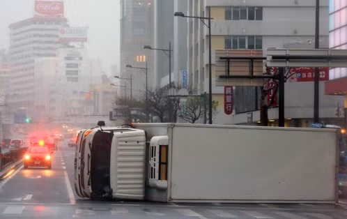 Xe tải hạng nặng bị lật giữa đường.