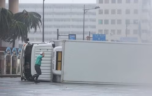 Xe tải hạng nặng bị lật giữa đường.