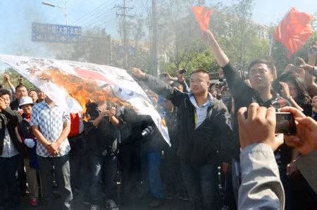 Ngày càng nhiều người dân Trung Quốc đã có những hành động quá khích như đốt cờ, phá xe, đập phá nhà hàng,...