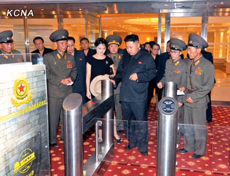 Đệ nhất phu nhân Triều Tiên cũng đi cũng ông Kim trong sự kiện này.