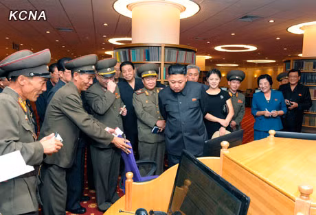 Ông Kim Jong-un tận mắt kiểm tra các trang thiết bị.