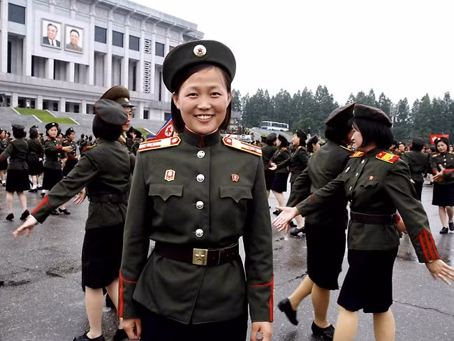 Kim Jong Gum, một học viên 19 tuổi của trường cách mạng Kang Pan Sok cho hay: "Tôi rất vui vì mong muốn ấp ủ đã lâu của chúng tôi trở thành hiện thực. Ngày 18/7 sẽ được ghi nhớ trong trái tim của chúng tôi như một ngày có ý nghĩa và tốt lành." Kim Jong Gum, một học viên 19 tuổi của trường cách mạng Kang Pan Sok cho hay: "Tôi rất vui vì mong muốn ấp ủ đã lâu của chúng tôi trở thành hiện thực. Ngày 18/7 sẽ được ghi nhớ trong trái tim của chúng tôi như một ngày có ý nghĩa và tốt lành."