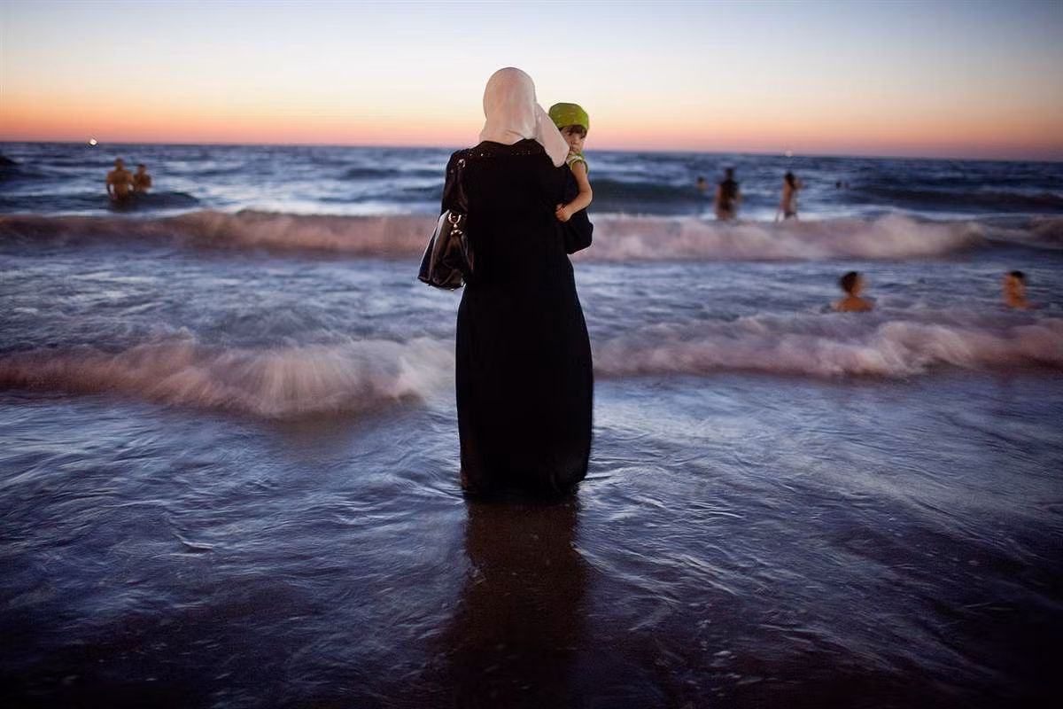Người đi biển Palestine mừng lễ Eid Al Fitr - lễ hội lớn nhất đánh dấu sự kết thúc tháng ăn chay Ramadan tại Tel Aviv, Israel.