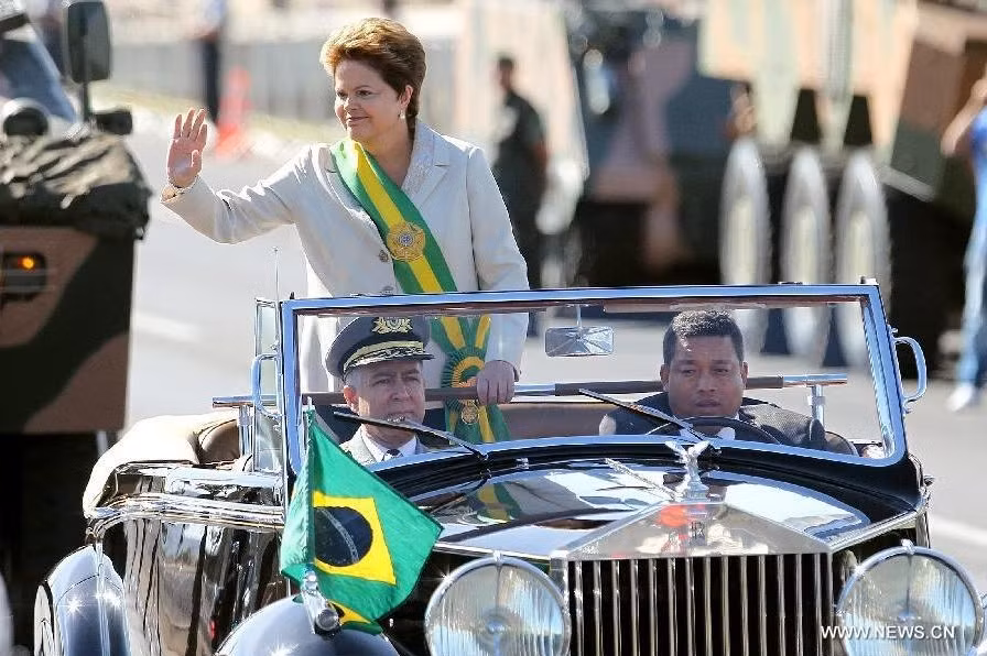Tổng thống Brazil Dilma Rousseff tham dự lễ duyệt binh tại thủ đô Brasilia., kỷ niệm 190 năm giành được độc lập từ Bồ Đào Nha.