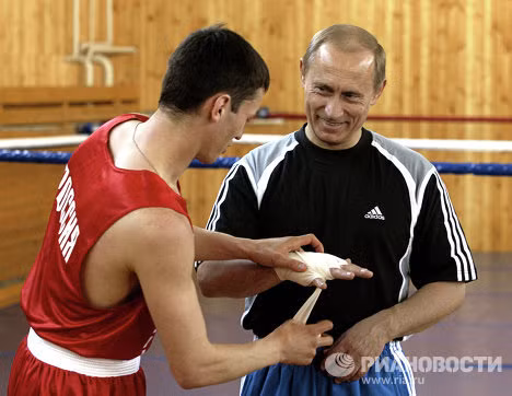 Tháng 3/2004, Tổng thống Putin thăm trung tâm huấn luyện của đội quyền anh quốc gia Nga tại thị trấn Chekhov gần Moscow.