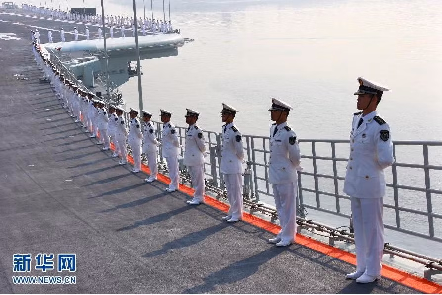 Lực lượng hải quân Trung Quốc trên tàu sân bay Liêu Ninh.