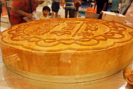 Một bánh trung thu khổng lồ được trưng bày trong một tòa nhà doanh nghiệp ở Thượng Hải ngày 14/8/2011. Một bánh trung thu khổng lồ được trưng bày trong một tòa nhà doanh nghiệp ở Thượng Hải ngày 14/8/2011.