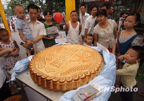 Mùa trung thu năm 2009, Lễ hội Bánh trung thu đã được tổ chức tại Trùng Khánh, Trung Quốc. Chiếc bánh "khủng" nặng 100 kg đã thu hút nhiều người dân tò mò đến xem. Mùa trung thu năm 2009, Lễ hội Bánh trung thu đã được tổ chức tại Trùng Khánh, Trung Quốc. Chiếc bánh "khủng" nặng 100 kg đã thu hút nhiều người dân tò mò đến xem.