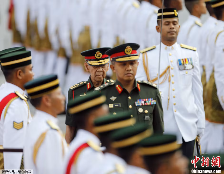 Quốc vương Malaysia Abdul Halim Mu'adzam Shah đang duyệt binh.