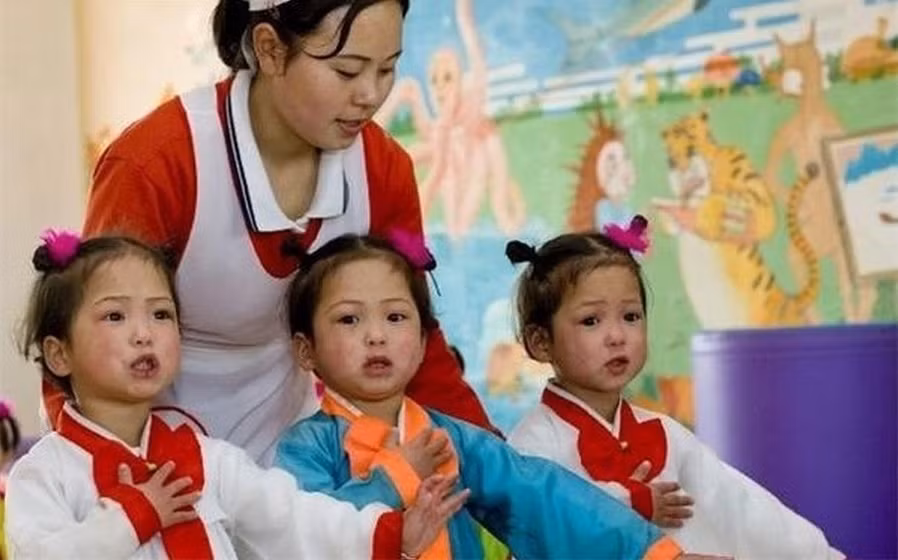 Hiền từ trong vai trò cô giáo mầm non.