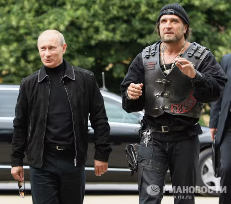 Tháng 7/2009, Thủ tướng Nga Vladimir Putin thăm câu lạc bộ xe đạp Nga - Night Wolves và nói chuyện với Chủ tịch của câu lạc bộ Alexander Zaldostanov.