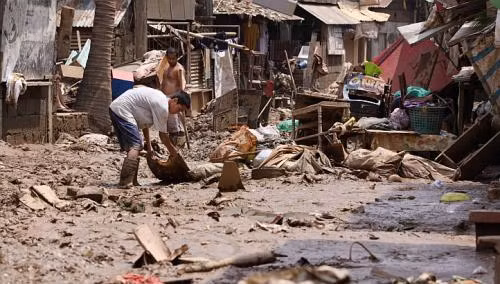 Giữa lúc người dân Manila và nhiều khu vực khác ở Philippines đang vật lộn với việc khôi phục sau lũ thì sáng ngày 13/8, cơ quan dự báo thời tiết Philippines đã cảnh báo về áp thấp nhiệt đới, được phát hiện cách khoảng 600 km ngoài khơi bờ biển phía đông của nước này trên Thái Bình Dương và có thể gây mưa lớn.