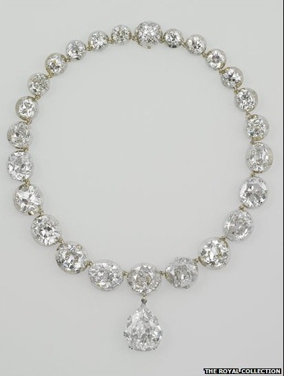 Chiếc vòng cổ Coronation của Nữ hoàng Victoria. Sau này, món đồ trang sức đã được các Nữ hoàng Alexandra, Mary, Hoàng Thái hậu Elizabeth và Nữ hoàng Elizabeth II đeo khi trị vì. Chiếc vòng cổ Coronation của Nữ hoàng Victoria. Sau này, món đồ trang sức đã được các Nữ hoàng Alexandra, Mary, Hoàng Thái hậu Elizabeth và Nữ hoàng Elizabeth II đeo khi trị vì.