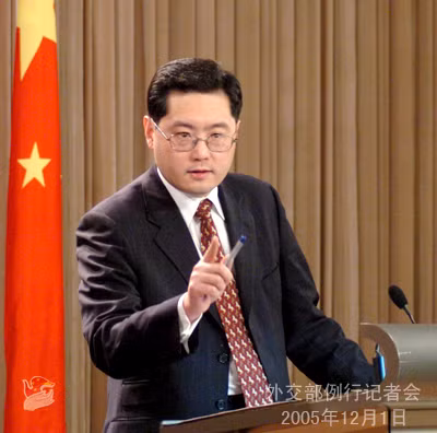 Tần Cương, người phát ngôn Bộ Ngoại giao Trung Quốc lên tiếng chỉ trích gay gắt phát biểu của Mỹ về Biển Đông. Lần đầu tiên người ta thấy Bắc Kinh "nổi đóa" với Washington, mặc dù trước đó nhiều vấn đề nhạy cảm của Trung Quốc bị Mỹ "sờ gáy" cũng chưa bao giờ Bắc Kinh gay gắt như vậy