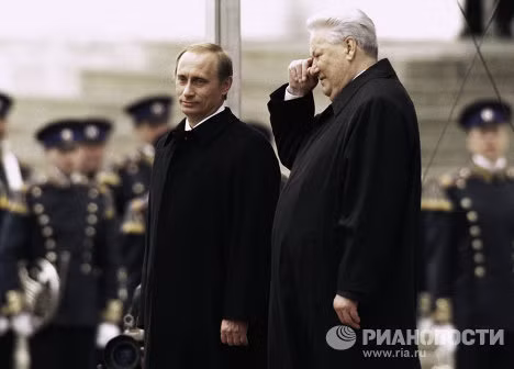 Ngày 7/5/2000, Tổng thống Nga Vladimir Putin và Tổng thống đầu tiên của Nga Boris Yeltsin trong lễ nhậm chức Tổng thống của Putin.