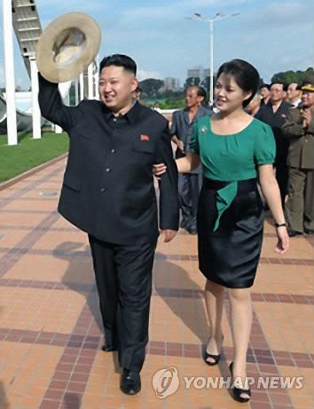 Báo chí Hàn Quốc cho rằng cô Ri Sol-ju là một ca sĩ.