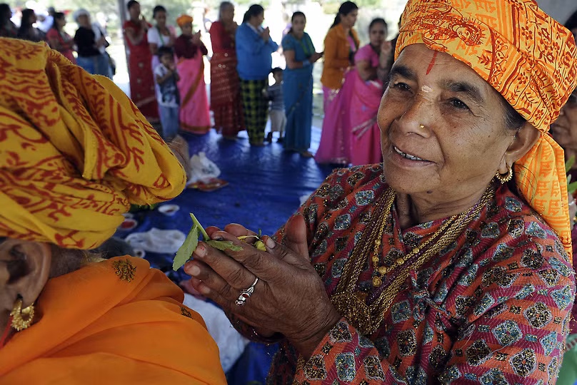 Bà Diva Poudel đang cầu nguyện trong lễ hội.