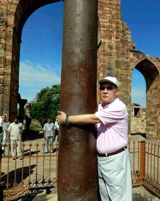 Ông Lương Quang Liệt ôm cột sắt Pillar khu vực tháp Qutub Minar lưu niệm