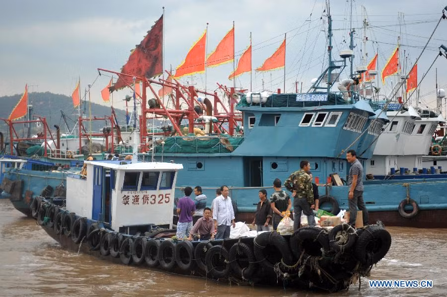 Tàu Ngư chính 325 chuẩn bị cùng ngư dân Trung Quốc đổ ra biển Hoa Đông.