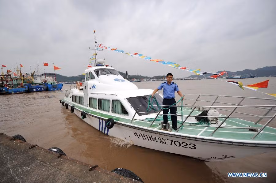 Tàu Hải giám 7032 chuẩn bị ra khơi hộ tống "hạm đội tàu cá" này.