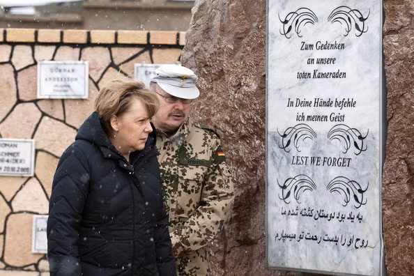 Thủ tướng Angela Merkel và Chỉ huy quân đội Liên bang Đức Bundeswehr - Erich Pfeffer thăm đài tưởng niệm các liệt sĩ tại căn cứ quân sự Đức. Thủ tướng Angela Merkel và Chỉ huy quân đội Liên bang Đức Bundeswehr - Erich Pfeffer thăm đài tưởng niệm các liệt sĩ tại căn cứ quân sự Đức.