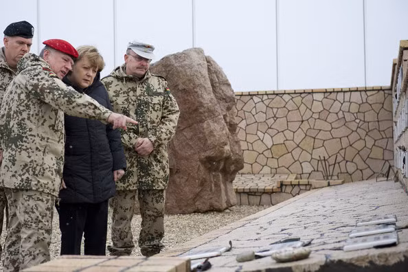 Thủ tướng Angela Merkel cùng với Tổng Thanh tra Volker Wieker (trái) và Chỉ huy Erich Pfeffer (phải) đến đài tưởng niệm liệt sĩ tại căn cứ quân Đức. Thủ tướng Angela Merkel cùng với Tổng Thanh tra Volker Wieker (trái) và Chỉ huy Erich Pfeffer (phải) đến đài tưởng niệm liệt sĩ tại căn cứ quân Đức.