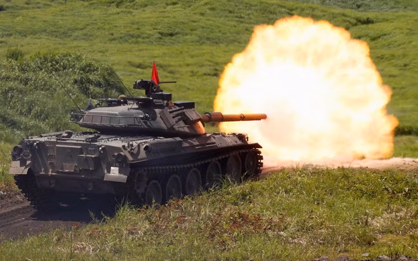 Xe tăng Type 74 luyện tập bắn đạn trong cuộc diễn tập.