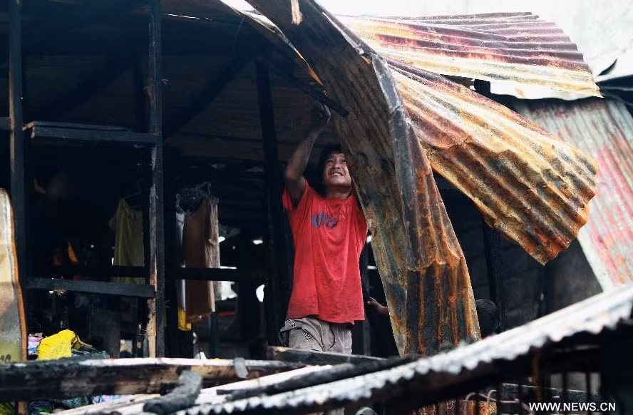 Một người dân đang cố gắng sửa chữa căn nhà lụp xụp của mình. Một người dân đang cố gắng sửa chữa căn nhà lụp xụp của mình.