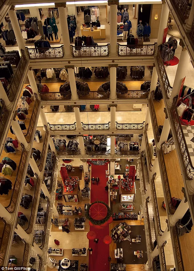 Toà nhà Marshall Field trên đường Macy's State, Chicago trong khi khách mua sắm đông như kiến ở các tầng dưới. Toà nhà Marshall Field trên đường Macy's State, Chicago trong khi khách mua sắm đông như kiến ở các tầng dưới.