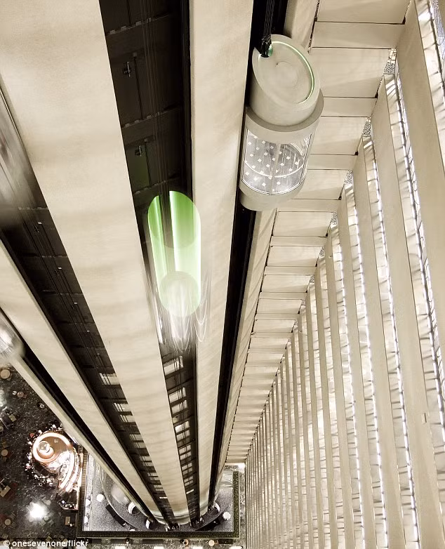 Toà nhà Marriott Marquis bên cạnh Quảng trường Times, New York, Mỹ. Toà nhà Marriott Marquis bên cạnh Quảng trường Times, New York, Mỹ.