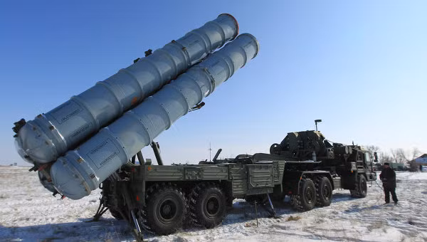 Hệ thống tên lửa phòng không S-400 Triumph.