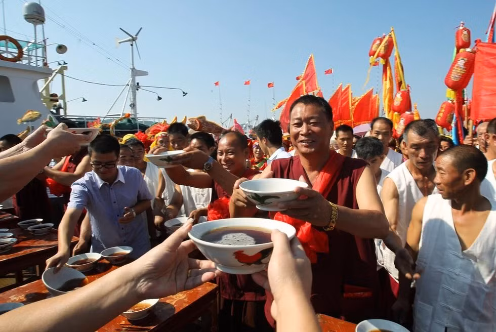 Ngư dân Trung Quốc tổ chức hội hè, ăn uống trước khi ra khơi