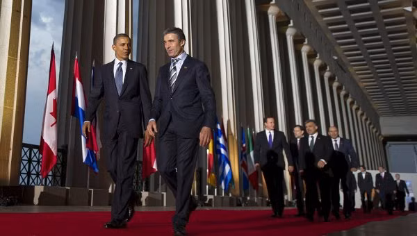 Tổng thống Mỹ Barack Obama và Tổng thư ký NATO Anders Fogh Rasmussen cùng với lãnh đạo các quốc gia khi họ đến Chicago tham dự Hội nghị thượng đỉnh NATO 2012. Tổng thống Mỹ Barack Obama và Tổng thư ký NATO Anders Fogh Rasmussen cùng với lãnh đạo các quốc gia khi họ đến Chicago tham dự Hội nghị thượng đỉnh NATO 2012.