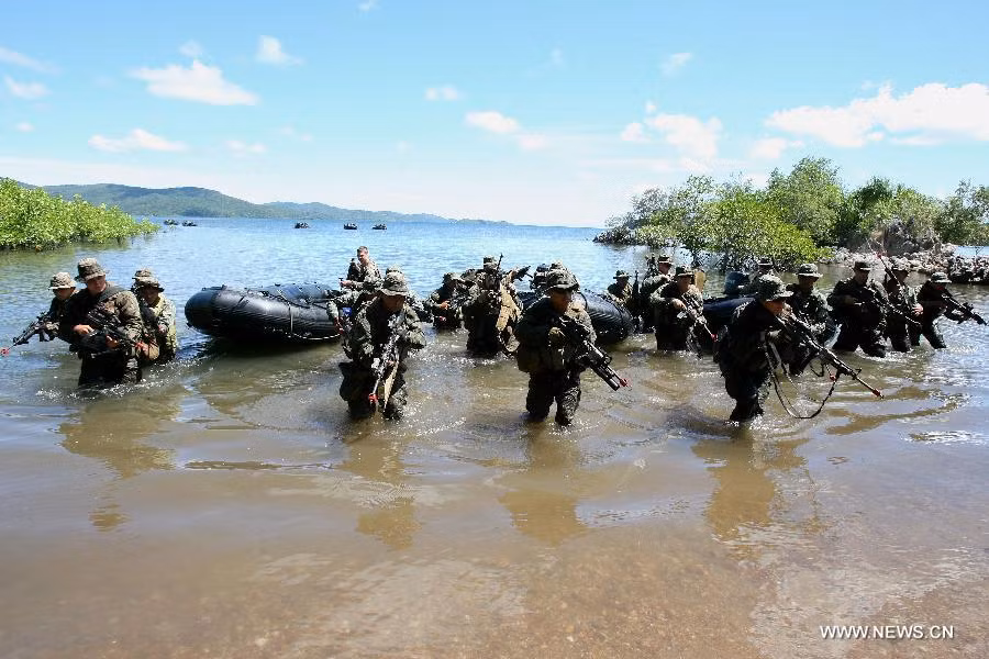Cuộc diễn tập diễn ra trong khuôn khổ cuộc tập trận thường niên Balikatan 2012 của Mỹ và Philippines mang tên "Kề vai sát cánh" vốn bắt đầu từ ngày 16/4 và sẽ kéo dài tới ngày 27/4.