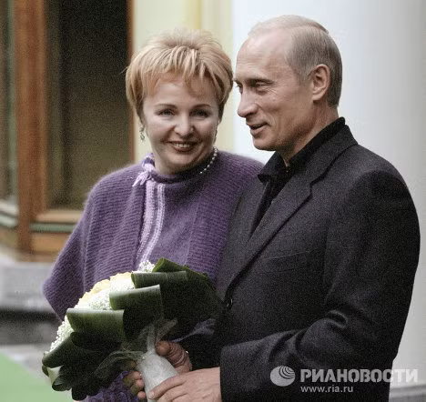 Tháng 5/2002, ông Vladimir Putin và Đệ nhất phu nhân Lyudmila Putin trước cuộc gặp với Tổng thống Mỹ George W. Bush.
