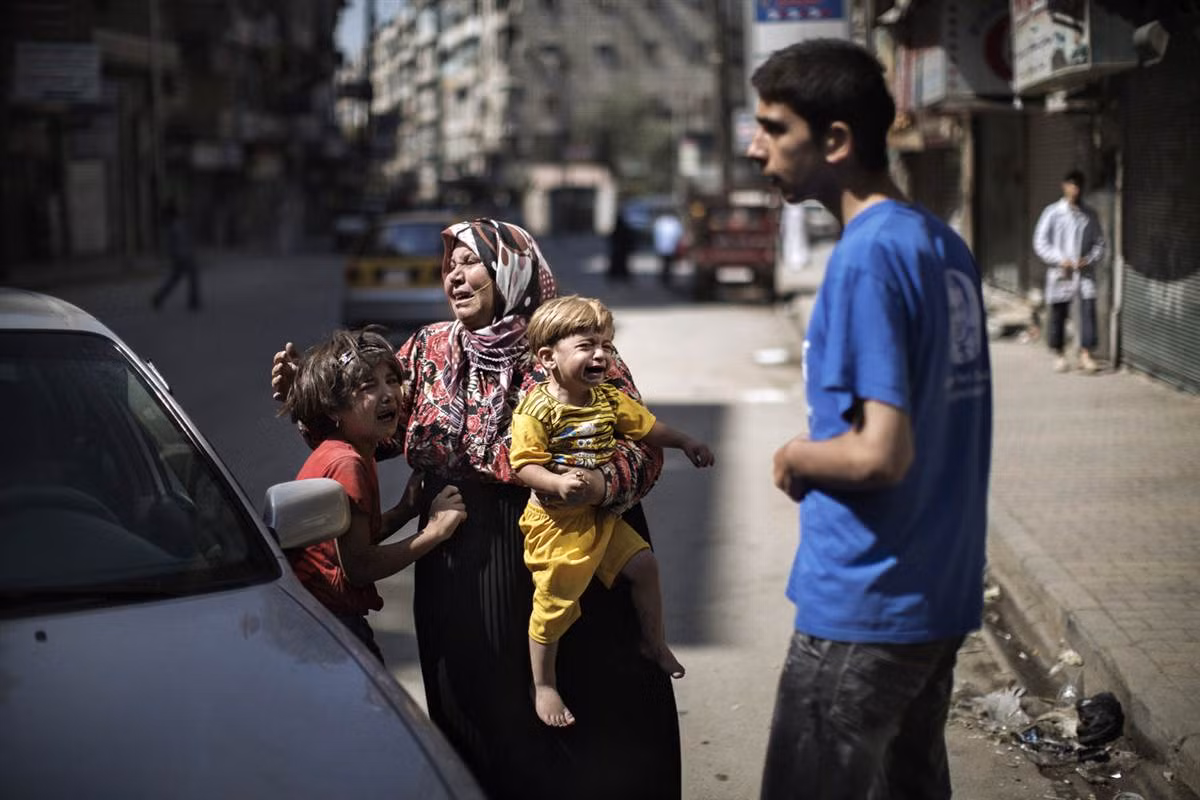 Các thành viên của một gia đình Syria đang khóc bên ngoài một bệnh viện khi may mắn sống sót sau một cuộc tấn công vào huyện Sheikh Sheikh của thành phố Aleppo.