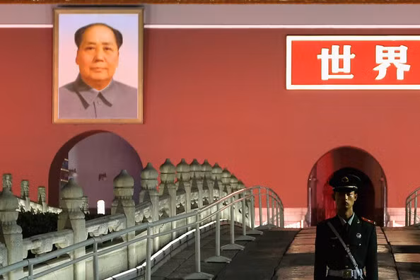 Ảnh Mao Trạch Đông trên Thiên An Môn vừa được thay mới